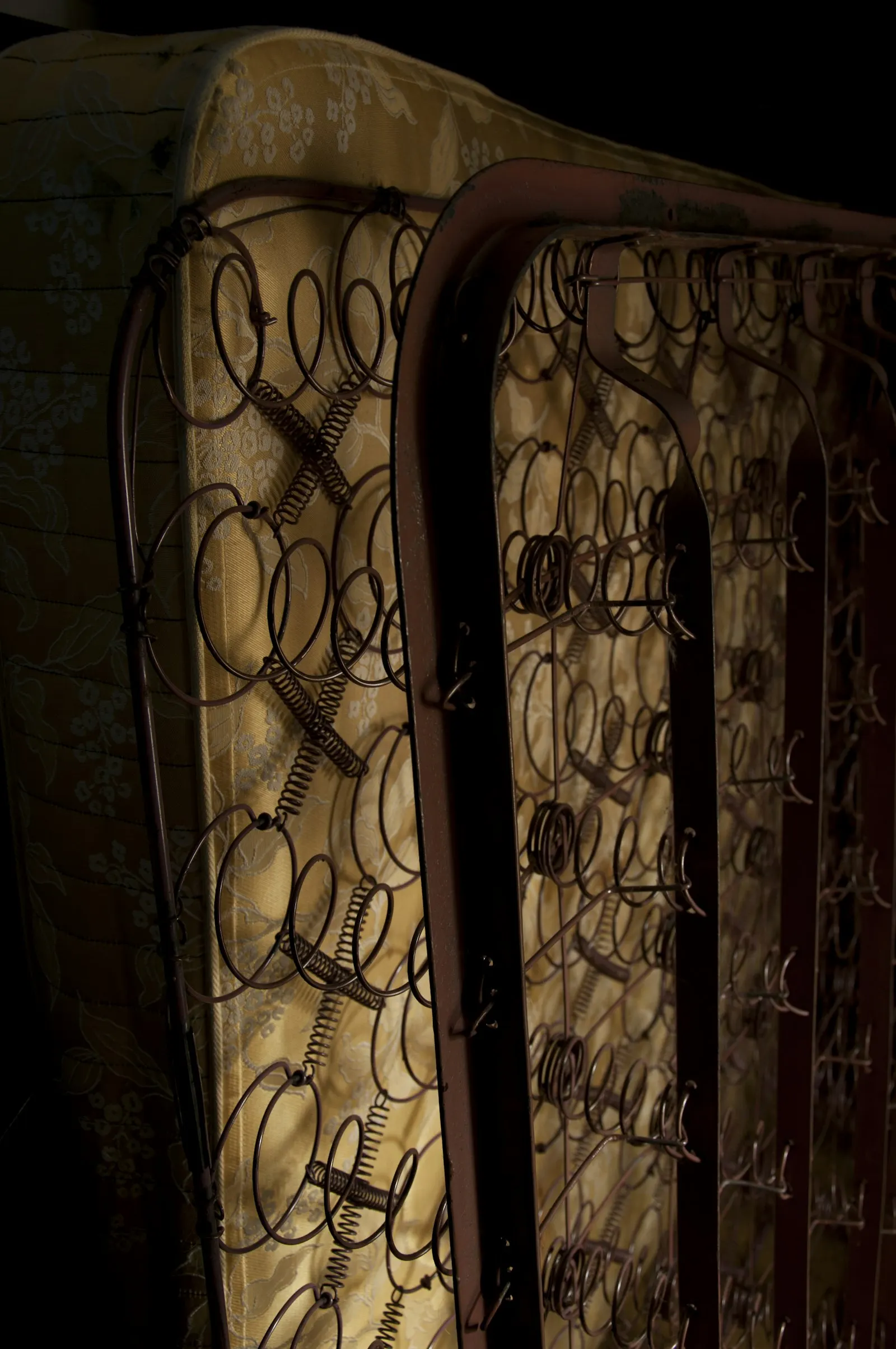 Ressorts nus d'un vieux matelas